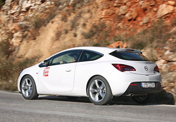 Σαφώς πιο αιχμηρό από μπροστά και χαρακτηριστικά αισθησιακό στο κρίσιμο –για κουπέ- πίσω μέρος.